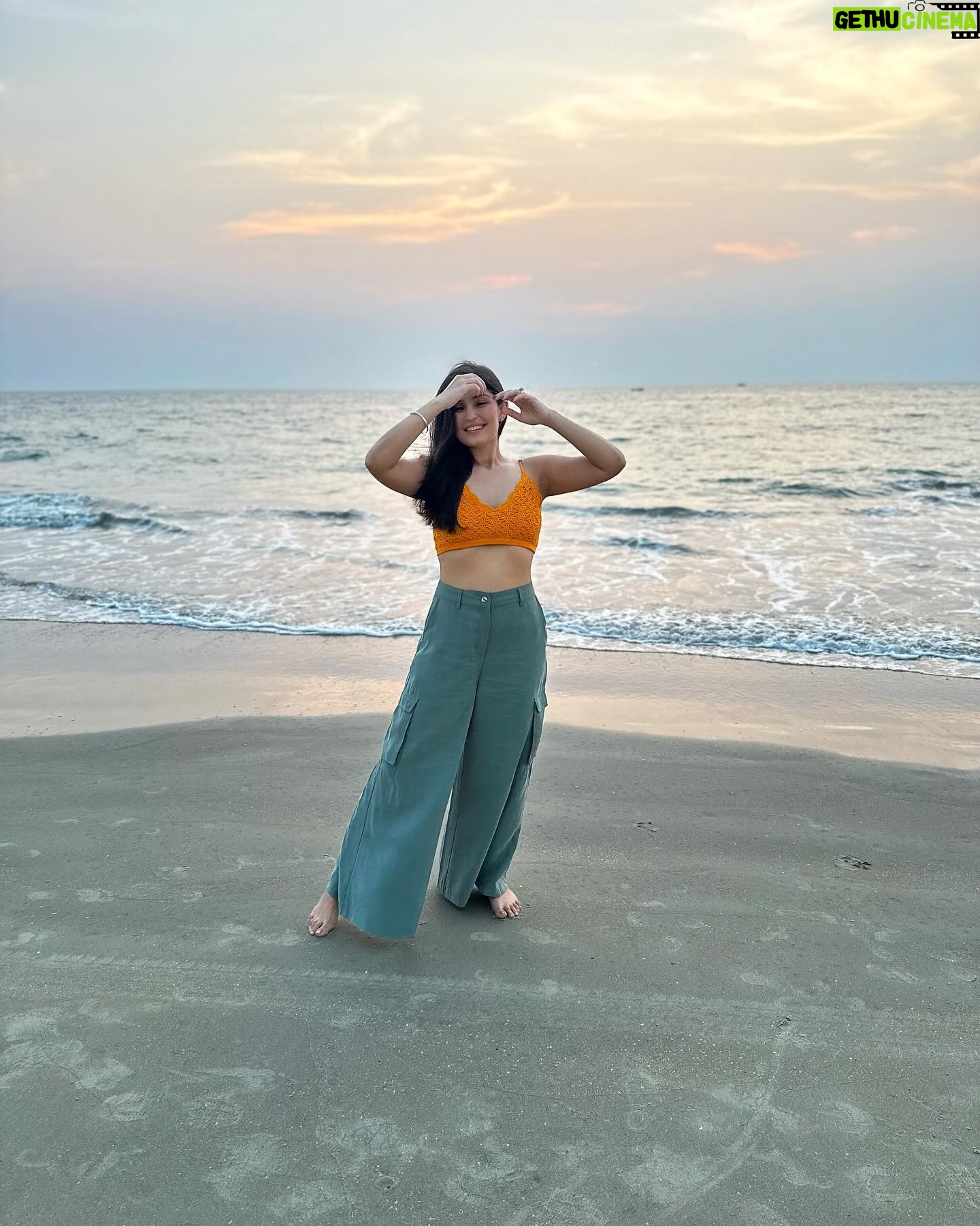 Simran Kaur Hundal Instagram - 🌻🌻🌻 . . . . . . . . . . . . #simranhundal #simrankaurhundal #beachgirl