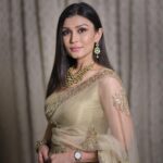 Simran Kaur Hundal Instagram – How could I forget posting these 🙈 
.
.
.
.
.
.
.
.
.
.
.
.
.
.
.
.
.
#simranhundal #ladylike #saree #polkijewellery #polki #simrankaur #wedding #weddingwear #weddingsaree #weddingfashion