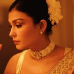 Simran Kaur Hundal Instagram - 🌹 . . . . . . . . . . . . #simrankaur #simranhundal #simrankaurhundal #saree #sareelove #anamika #redsaree #polkijewellery #polkichoker #weddingsaree #festivewear #indianwear