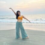 Simran Kaur Hundal Instagram - 🌻🌻🌻 . . . . . . . . . . . . #simranhundal #simrankaurhundal #beachgirl