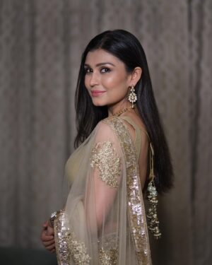 Simran Kaur Hundal Instagram - How could I forget posting these 🙈 
.
.
.
.
.
.
.
.
.
.
.
.
.
.
.
.
.
#simranhundal #ladylike #saree #polkijewellery #polki #simrankaur #wedding #weddingwear #weddingsaree #weddingfashion