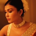 Simran Kaur Hundal Instagram - 🌹 . . . . . . . . . . . . #simrankaur #simranhundal #simrankaurhundal #saree #sareelove #anamika #redsaree #polkijewellery #polkichoker #weddingsaree #festivewear #indianwear