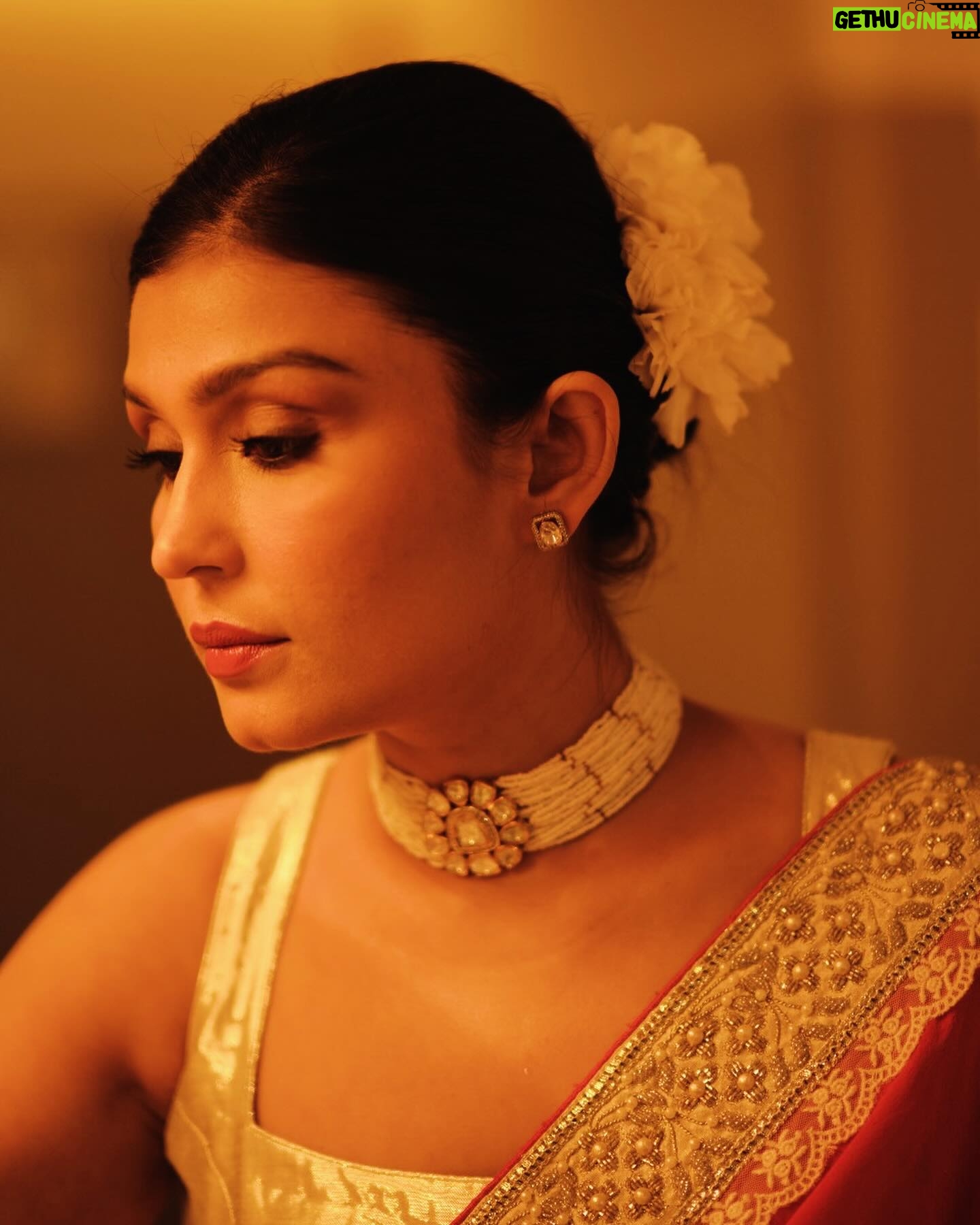 Simran Kaur Hundal Instagram - 🌹 . . . . . . . . . . . . #simrankaur #simranhundal #simrankaurhundal #saree #sareelove #anamika #redsaree #polkijewellery #polkichoker #weddingsaree #festivewear #indianwear