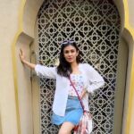 Simran Kaur Hundal Instagram - Hello hello hello 😊 Watch till the end 🤭 that’s the real me giggling away to glory ✨ . . . . . . . . . . . . . . . . #simranhundal #summerlook #chalbombay #divine