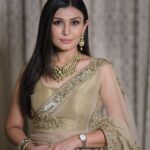 Simran Kaur Hundal Instagram - How could I forget posting these 🙈 . . . . . . . . . . . . . . . . . #simranhundal #ladylike #saree #polkijewellery #polki #simrankaur #wedding #weddingwear #weddingsaree #weddingfashion