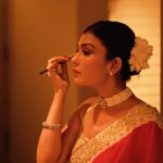 Simran Kaur Hundal Instagram - 🌹 . . . . . . . . . . . . #simrankaur #simranhundal #simrankaurhundal #saree #sareelove #anamika #redsaree #polkijewellery #polkichoker #weddingsaree #festivewear #indianwear