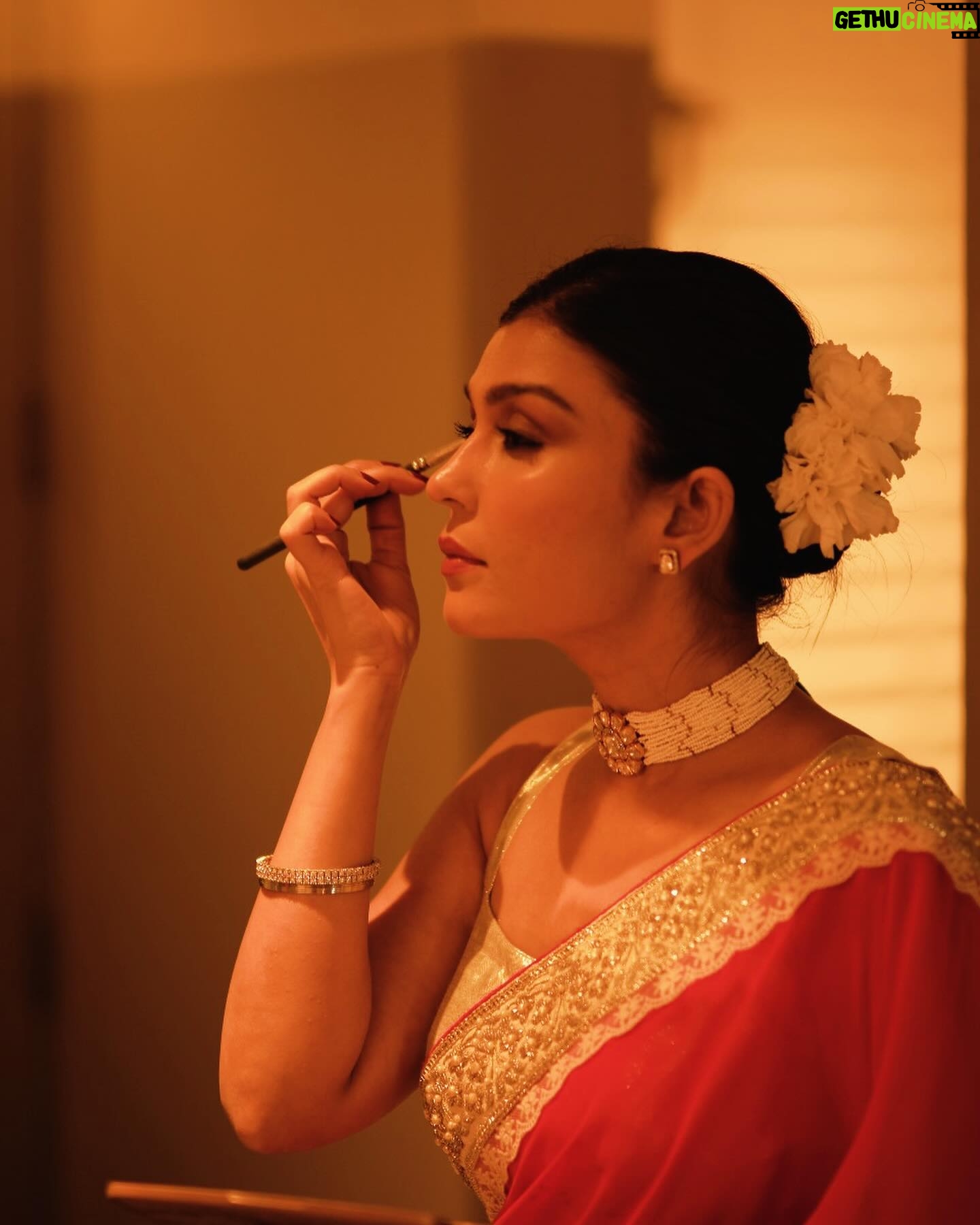 Simran Kaur Hundal Instagram - 🌹 . . . . . . . . . . . . #simrankaur #simranhundal #simrankaurhundal #saree #sareelove #anamika #redsaree #polkijewellery #polkichoker #weddingsaree #festivewear #indianwear