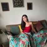 Simran Kaur Hundal Instagram – Clearly late #holi post ☺️
#simranhundal #bindi #bangles #love #wallian