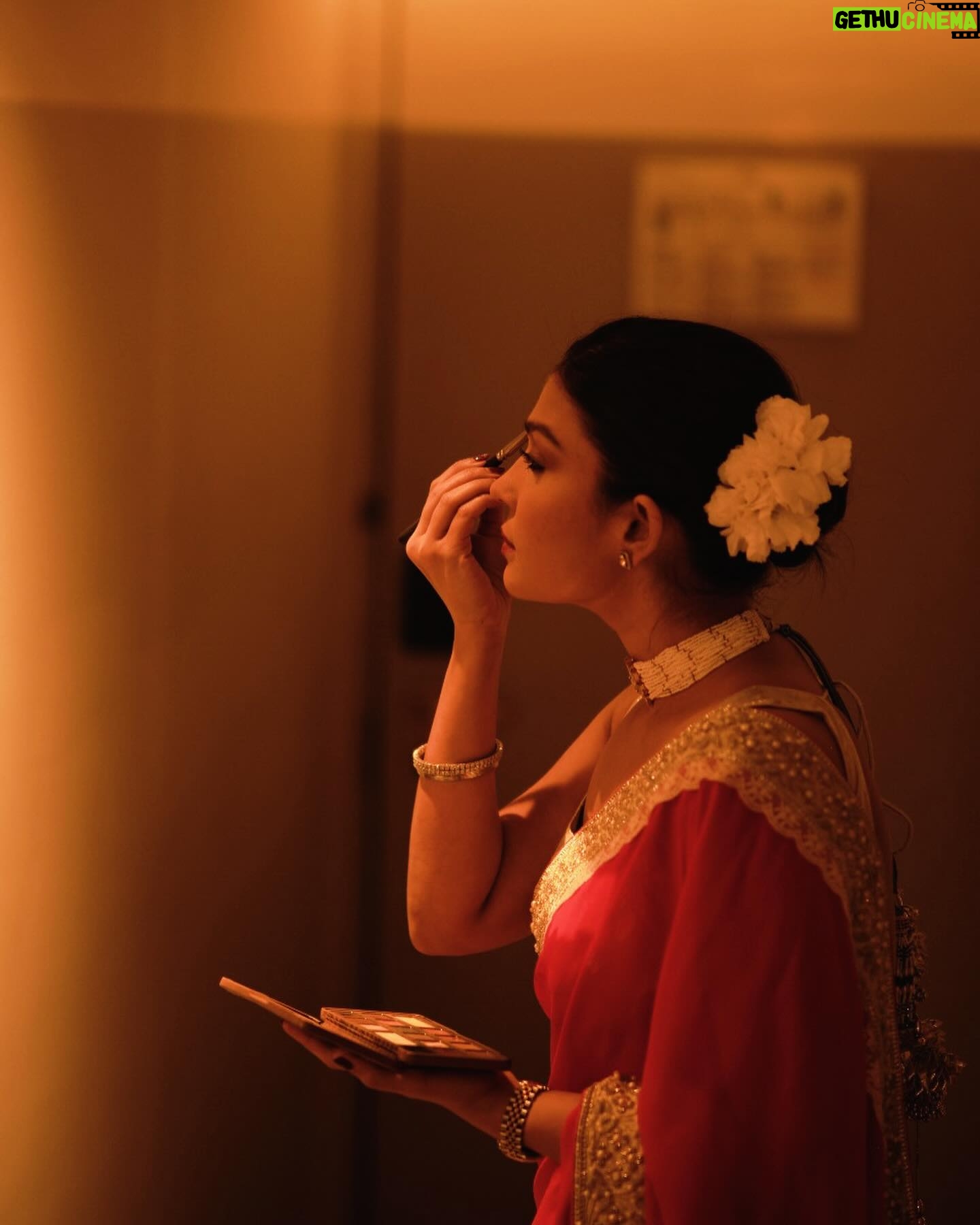Simran Kaur Hundal Instagram - 🌹 . . . . . . . . . . . . #simrankaur #simranhundal #simrankaurhundal #saree #sareelove #anamika #redsaree #polkijewellery #polkichoker #weddingsaree #festivewear #indianwear