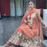 Simran Kaur Hundal Instagram – I have sooo many pictures in this outfit please have room for more (in next post) 😇🥰 
.
.
.
.
.
.
.
.
.
#simranhundal #simrankaur #simrankaurhundal #punjabikudi #tikkaset #indianjewellery #weddingwear #punjabisuits #anarkali #gotapatti #anarkalisuits