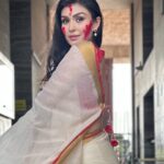 Simran Kaur Hundal Instagram - Sindoor khela ❤️🌹 . . . . . . . . . . . . . . . . . . . . . . . . . . . . . . #sindoorkhela #saree #durgapuja #simranhundal #simrankaur #simrankaurhundal #anamika #durgapuja #durgapujasaree #saree #durgapujafashion #handloom #ethnnicfashion #classysaree #kolkatasaree #indianwear #handwork #kolkataboutique #templeborder #handloomsaree #linensaree #summersaree #ladiesclothing #bengal#durgapujavibes #k #kalipuja #durgapujaspecial ##cottonsaree #bengalisaree #mulsaree