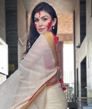 Simran Kaur Hundal Instagram - Sindoor khela ❤️🌹
.
.
.
.
.
.
.
.
.
.
.
.
.
.
.
.
.
.
.
.
.
.
.
.
.
.
.
.
.
.
#sindoorkhela #saree #durgapuja  #simranhundal #simrankaur #simrankaurhundal #anamika #durgapuja #durgapujasaree #saree #durgapujafashion #handloom #ethnnicfashion #classysaree #kolkatasaree #indianwear #handwork #kolkataboutique #templeborder #handloomsaree #linensaree #summersaree #ladiesclothing #bengal#durgapujavibes #k #kalipuja #durgapujaspecial ##cottonsaree #bengalisaree #mulsaree