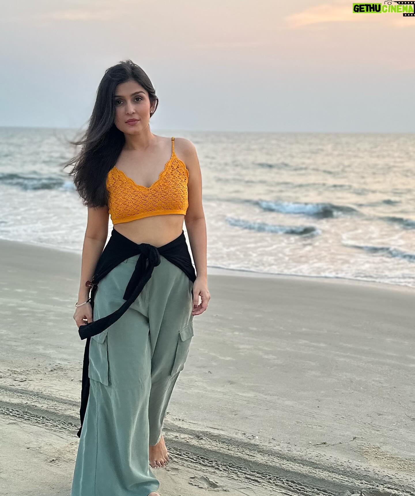 Simran Kaur Hundal Instagram - 🌼🌼🌼 . . . . . . . . . . . . #simrankaurhundal #simrankaur #beachgirl #beachwear #goa #southgoa
