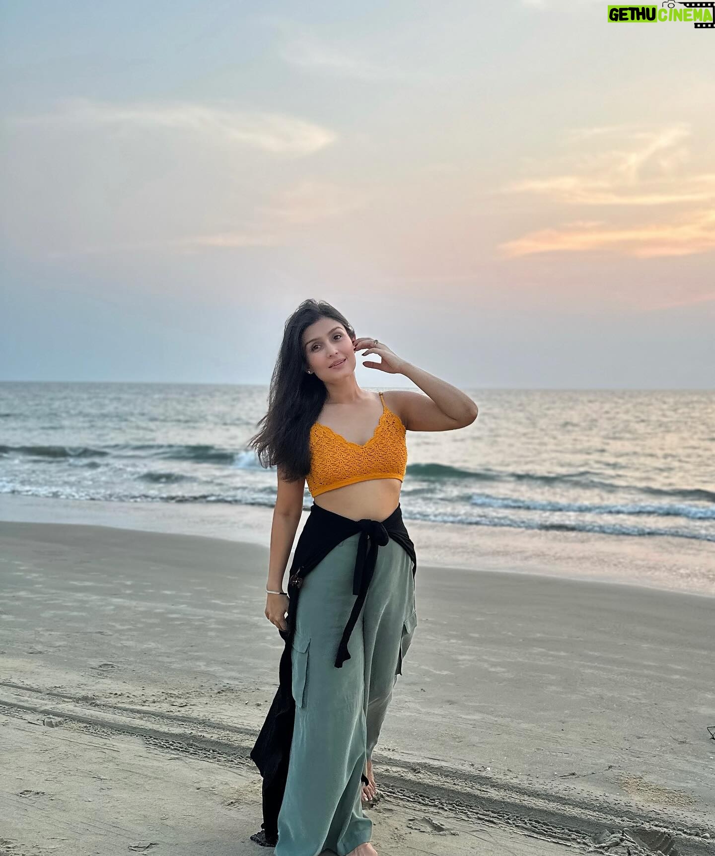 Simran Kaur Hundal Instagram - 🌼🌼🌼 . . . . . . . . . . . . #simrankaurhundal #simrankaur #beachgirl #beachwear #goa #southgoa