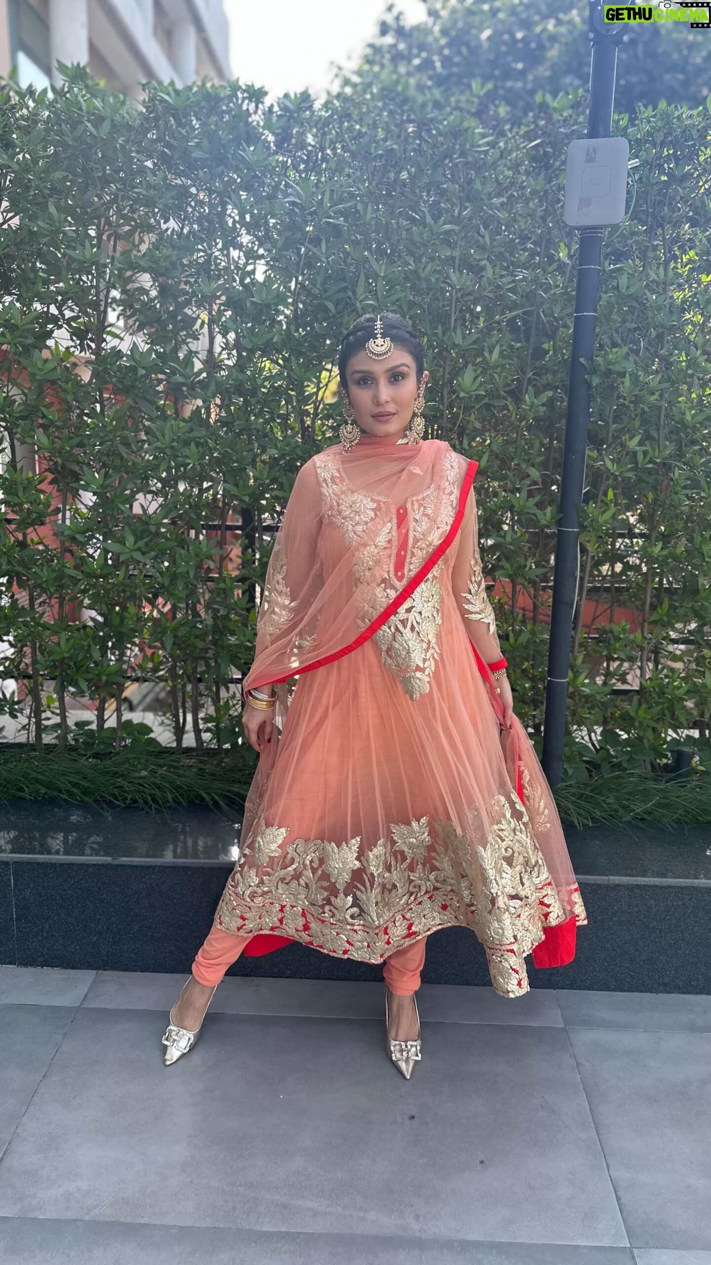Simran Kaur Hundal Instagram - ☺️🥰❤️ . . . . . . . . . . . . . . #simrankaur #simranhundal #simrankaurhundal #indianwear #weddingwear #anarkali #anarkalisuits #jewelry #indianjewellery #tikkaset #chandbaliearrings #peach #punjabikudi