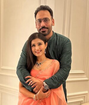 Simran Kaur Hundal Instagram - Happy Bandi Chhor Divas and happy Diwali 🪔🙏🏽 may we all be kind, spread peace, joy and stay humble 🙏🏽 sarbat da bhala 🙂 the world needs it. 
.
.
.
.
.
.
#simrankaur #simranhundal #simrankaurhundal #diwali #diwali2023 #bandichordivas #festivewear #couplephotography #indianwear #weddingwear