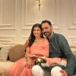 Simran Kaur Hundal Instagram - Happy Bandi Chhor Divas and happy Diwali 🪔🙏🏽 may we all be kind, spread peace, joy and stay humble 🙏🏽 sarbat da bhala 🙂 the world needs it. . . . . . . #simrankaur #simranhundal #simrankaurhundal #diwali #diwali2023 #bandichordivas #festivewear #couplephotography #indianwear #weddingwear