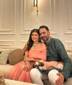 Simran Kaur Hundal Instagram - Happy Bandi Chhor Divas and happy Diwali 🪔🙏🏽 may we all be kind, spread peace, joy and stay humble 🙏🏽 sarbat da bhala 🙂 the world needs it. 
.
.
.
.
.
.
#simrankaur #simranhundal #simrankaurhundal #diwali #diwali2023 #bandichordivas #festivewear #couplephotography #indianwear #weddingwear