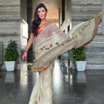 Simran Kaur Hundal Instagram - Sindoor khela ❤️🌹 . . . . . . . . . . . . . . . . . . . . . . . . . . . . . . #sindoorkhela #saree #durgapuja #simranhundal #simrankaur #simrankaurhundal #anamika #durgapuja #durgapujasaree #saree #durgapujafashion #handloom #ethnnicfashion #classysaree #kolkatasaree #indianwear #handwork #kolkataboutique #templeborder #handloomsaree #linensaree #summersaree #ladiesclothing #bengal#durgapujavibes #k #kalipuja #durgapujaspecial ##cottonsaree #bengalisaree #mulsaree