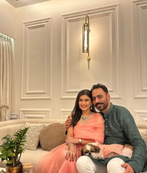 Simran Kaur Hundal Instagram - Happy Bandi Chhor Divas and happy Diwali 🪔🙏🏽 may we all be kind, spread peace, joy and stay humble 🙏🏽 sarbat da bhala 🙂 the world needs it. 
.
.
.
.
.
.
#simrankaur #simranhundal #simrankaurhundal #diwali #diwali2023 #bandichordivas #festivewear #couplephotography #indianwear #weddingwear