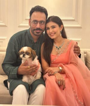 Simran Kaur Hundal Instagram - Happy Bandi Chhor Divas and happy Diwali 🪔🙏🏽 may we all be kind, spread peace, joy and stay humble 🙏🏽 sarbat da bhala 🙂 the world needs it. 
.
.
.
.
.
.
#simrankaur #simranhundal #simrankaurhundal #diwali #diwali2023 #bandichordivas #festivewear #couplephotography #indianwear #weddingwear