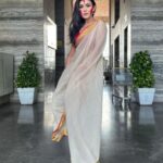 Simran Kaur Hundal Instagram - Sindoor khela ❤️🌹 . . . . . . . . . . . . . . . . . . . . . . . . . . . . . . #sindoorkhela #saree #durgapuja #simranhundal #simrankaur #simrankaurhundal #anamika #durgapuja #durgapujasaree #saree #durgapujafashion #handloom #ethnnicfashion #classysaree #kolkatasaree #indianwear #handwork #kolkataboutique #templeborder #handloomsaree #linensaree #summersaree #ladiesclothing #bengal#durgapujavibes #k #kalipuja #durgapujaspecial ##cottonsaree #bengalisaree #mulsaree