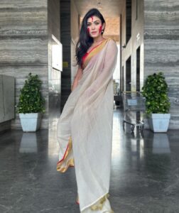Simran Kaur Hundal Instagram - Sindoor khela ❤️🌹 . . . . . . . . . . . . . . . . . . . . . . . . . . . . . . #sindoorkhela #saree #durgapuja #simranhundal #simrankaur #simrankaurhundal #anamika #durgapuja #durgapujasaree #saree #durgapujafashion #handloom #ethnnicfashion #classysaree #kolkatasaree #indianwear #handwork #kolkataboutique #templeborder #handloomsaree #linensaree #summersaree #ladiesclothing #bengal#durgapujavibes #k #kalipuja #durgapujaspecial ##cottonsaree #bengalisaree #mulsaree