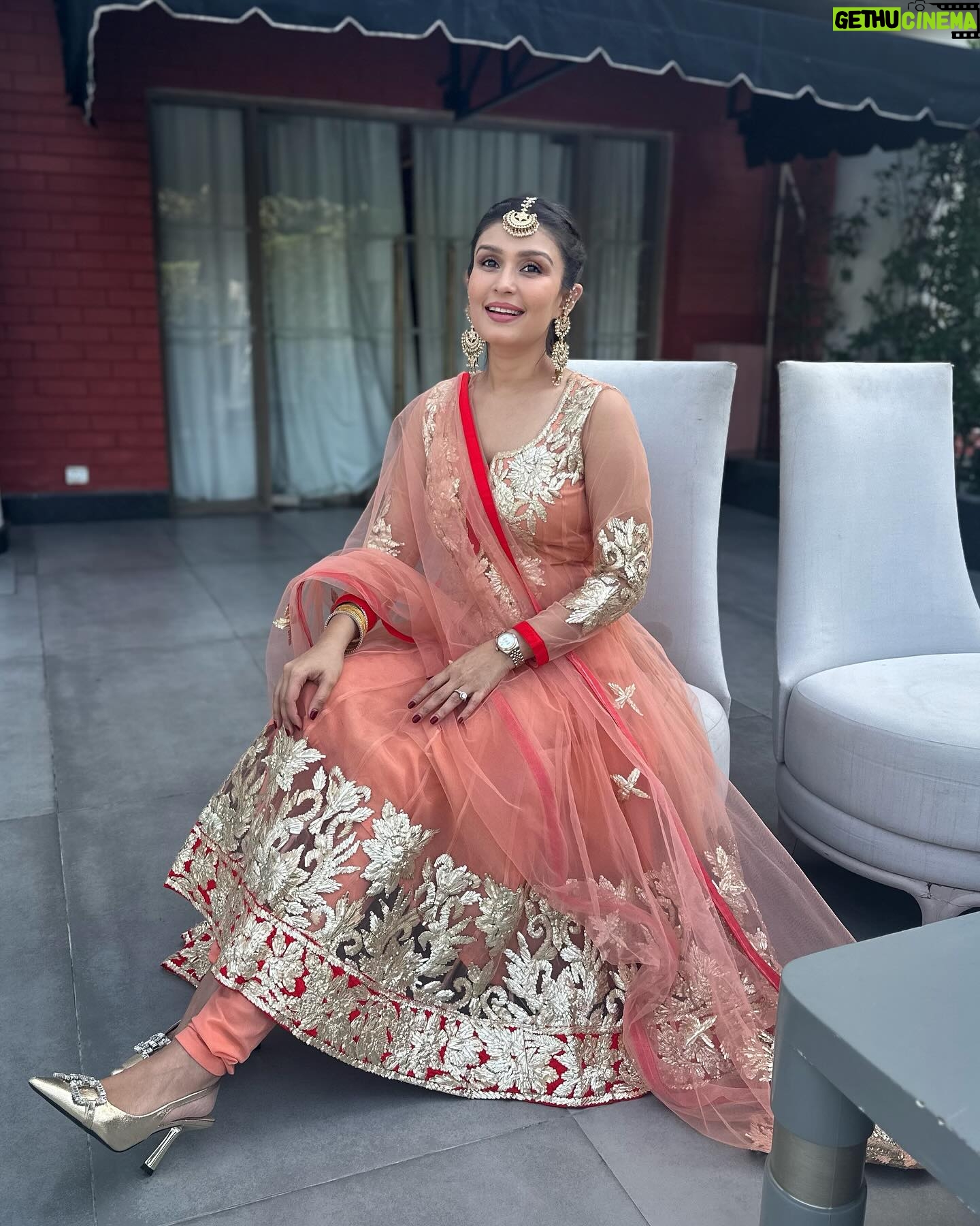 Simran Kaur Hundal Instagram - I have sooo many pictures in this outfit please have room for more (in next post) ππ₯° . . . . . . . . . #simranhundal #simrankaur #simrankaurhundal #punjabikudi #tikkaset #indianjewellery #weddingwear #punjabisuits #anarkali #gotapatti #anarkalisuits