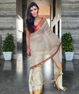 Simran Kaur Hundal Instagram - Sindoor khela ❤️🌹 . . . . . . . . . . . . . . . . . . . . . . . . . . . . . . #sindoorkhela #saree #durgapuja #simranhundal #simrankaur #simrankaurhundal #anamika #durgapuja #durgapujasaree #saree #durgapujafashion #handloom #ethnnicfashion #classysaree #kolkatasaree #indianwear #handwork #kolkataboutique #templeborder #handloomsaree #linensaree #summersaree #ladiesclothing #bengal#durgapujavibes #k #kalipuja #durgapujaspecial ##cottonsaree #bengalisaree #mulsaree