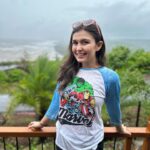 Simran Kaur Hundal Instagram - Nothing to say just hoping that some of you see these pics and can share a smile 😊 #smileplease . . . . . . . . . . . . . . . #simranhundal #simrankaur #simrankaurhundal #smile #beach #roomwithaview #tshirtshorts #nomakeup #raw