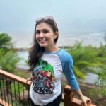 Simran Kaur Hundal Instagram - Nothing to say just hoping that some of you see these pics and can share a smile 😊 #smileplease . . . . . . . . . . . . . . . #simranhundal #simrankaur #simrankaurhundal #smile #beach #roomwithaview #tshirtshorts #nomakeup #raw