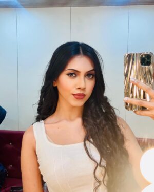 Simran Khan Instagram - Work stress makes me Glow more😉🤍✨

#straightfromthevanitytoyourheart
.
.
.
.
.
.
.
.
#thoughtoftheday #wordsofwisdom #passion #workmore #loveyourself #shooting #upcoming #instagood #instadaily #picoftheday #actress #simrankhan