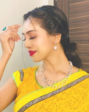 Simran Khan Instagram - Happy Diwali 🪔💛 
#2023
.
.
.
.
.
.
.
.
.
.
.
.
.
.
.
.
.
.
#festivelook #diwali #happydiwali #traditional #indian #lovesaree #saree #instagram #instalike #festival #yellow #ethnic #diwalilook #actress #simrankhan