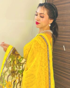 Simran Khan Instagram - Happy Diwali 🪔💛 
#2023
.
.
.
.
.
.
.
.
.
.
.
.
.
.
.
.
.
.
#festivelook #diwali #happydiwali #traditional #indian #lovesaree #saree #instagram #instalike #festival #yellow #ethnic #diwalilook #actress #simrankhan