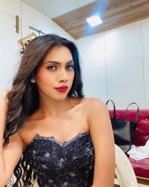 Simran Khan Instagram - Current mindset : Act like the person you  want to become.🧚🏻‍♀️✨

.
.
.
.
#vanity #shoottime #corset #black #wordsofwisdom #live #peace #beyourownboss #upcoming #work #grind #artist #instagood #picoftheday #actress #simrankhan