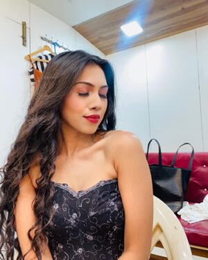Simran Khan Instagram - Current mindset : Act like the person you  want to become.🧚🏻‍♀️✨

.
.
.
.
#vanity #shoottime #corset #black #wordsofwisdom #live #peace #beyourownboss #upcoming #work #grind #artist #instagood #picoftheday #actress #simrankhan