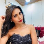 Simran Khan Instagram – Current mindset : Act like the person you  want to become.🧚🏻‍♀️✨

.
.
.
.
#vanity #shoottime #corset #black #wordsofwisdom #live #peace #beyourownboss #upcoming #work #grind #artist #instagood #picoftheday #actress #simrankhan