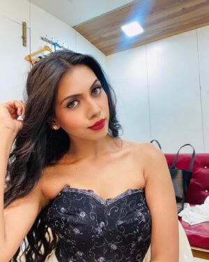 Simran Khan Instagram - Current mindset : Act like the person you  want to become.🧚🏻‍♀️✨

.
.
.
.
#vanity #shoottime #corset #black #wordsofwisdom #live #peace #beyourownboss #upcoming #work #grind #artist #instagood #picoftheday #actress #simrankhan