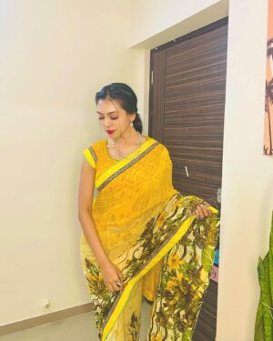 Simran Khan Instagram - Happy Diwali 🪔💛 
#2023
.
.
.
.
.
.
.
.
.
.
.
.
.
.
.
.
.
.
#festivelook #diwali #happydiwali #traditional #indian #lovesaree #saree #instagram #instalike #festival #yellow #ethnic #diwalilook #actress #simrankhan