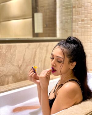 Simran Khan Instagram - When food is your Valentine 🍔
#unfilteredvalentine
.
.
.
.
.
.
.
#happyvalentinesday #foodie #unfiltered #picoftheday #explore #instafashion #igers #actress #simrankhan