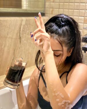Simran Khan Instagram - When food is your Valentine 🍔
#unfilteredvalentine
.
.
.
.
.
.
.
#happyvalentinesday #foodie #unfiltered #picoftheday #explore #instafashion #igers #actress #simrankhan