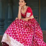 Sindhu Lokanath Instagram - Dasara habbada shubhashayagalu ❤️ . Photography -@urbanpixelites Location courtesy - @theshirestudioblr MUA -@makeupstoriesbyyashaswini Costume & Jewellery- @shreevaraadesignstudio . . #photoshoot #traditional #bridalwear #brides #bangalore #shootdiaries #photooftheday #modelling
