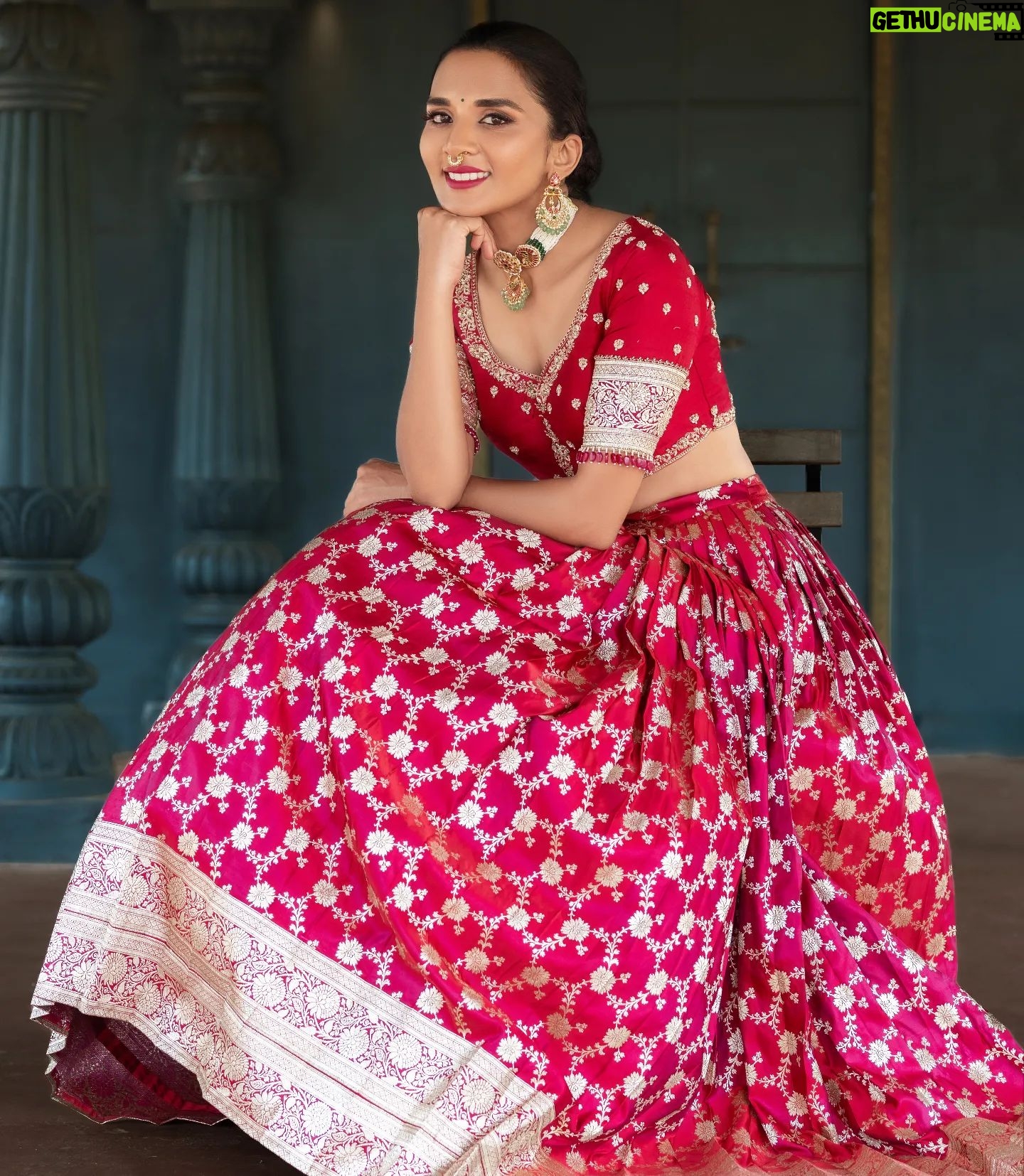 Sindhu Lokanath Instagram - Dasara habbada shubhashayagalu ❤️ . Photography -@urbanpixelites Location courtesy - @theshirestudioblr MUA -@makeupstoriesbyyashaswini Costume & Jewellery- @shreevaraadesignstudio . . #photoshoot #traditional #bridalwear #brides #bangalore #shootdiaries #photooftheday #modelling