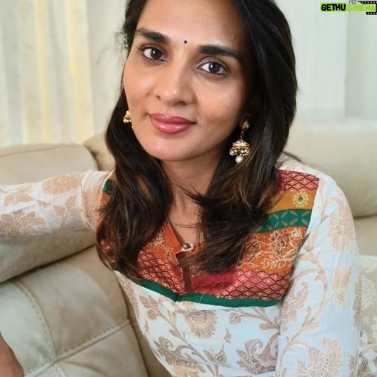 Sindhu Lokanath Instagram - Discover timeless elegance at its best with Shree Sai Jewels Palace! Save and share this for your gold jewelry purchase with @shreesaijewelspalace. Explore our exquisite variety, extensive range, and captivating antique gold jewelry collection, perfect for your special occasions and weddings. Our commitment to the best designs, finest gold, and unparalleled craftsmanship ensures every piece is crafted with precision, offering unbeatable value for your money. Experience the difference yourself. Visit www.shreesaijewelspalace.com/ for more details. Ads – Sampoorna Advertising @sampoornaads #ShreeSaiJewelsPalace #Gold #basavangudi #padamanabhanagar #FestiveSeason #JewelryOffer #MegaOffer #SpecialGifts #CelebrateInStyle #LimitedTimeOffer #ethnicjewellery #jewellerymaking #jewelleryset #goldbar #pearljewellery #jewelleryaddicted #bangle #necklace #goldbangle #goldnecklace #earrings #rings #bracelet #golddesign #silver