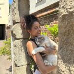 Sindy Michelle Claudia Auvity Instagram - Vous connaissez mon amour pour les animaux qui n'est plus à prouver ahaha ♥️ 3 ans que mes boules de poil me rendent heureuse et leur cause me tient particulièrement à cœur. @garnierfr s'engage pour la cause animale avec cette box de produits qui sont tous approuvés par Cruelty Free International. Non aux tests sur les animaux, oui à la Green beauty ♡ #garnierfr #crueltyfreeinternational #skincare #haircare