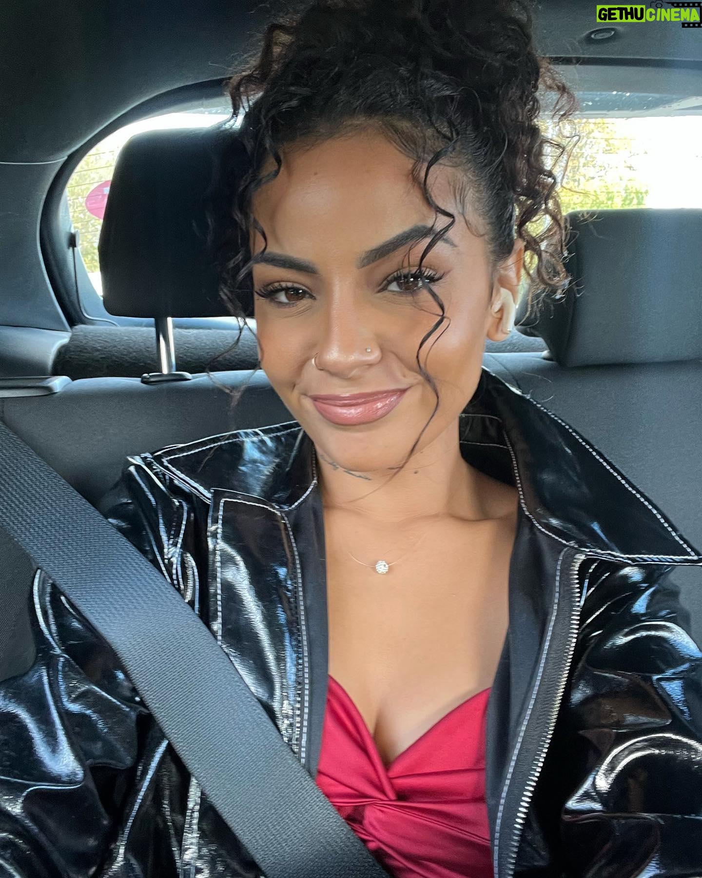 Sindy Michelle Claudia Auvity Instagram - Bon week-end mes stars, reposez vous bien 🤍💌