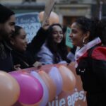 Sindy Michelle Claudia Auvity Instagram - Jour J - manifestation de lutte contre les violences faites aux femmes. Extrêmement fière et émue d’avoir pu avoir notre premier cortège, à l’année prochaine. 🧡💙 Mon ami @benjoyf a la prod’ 🤍