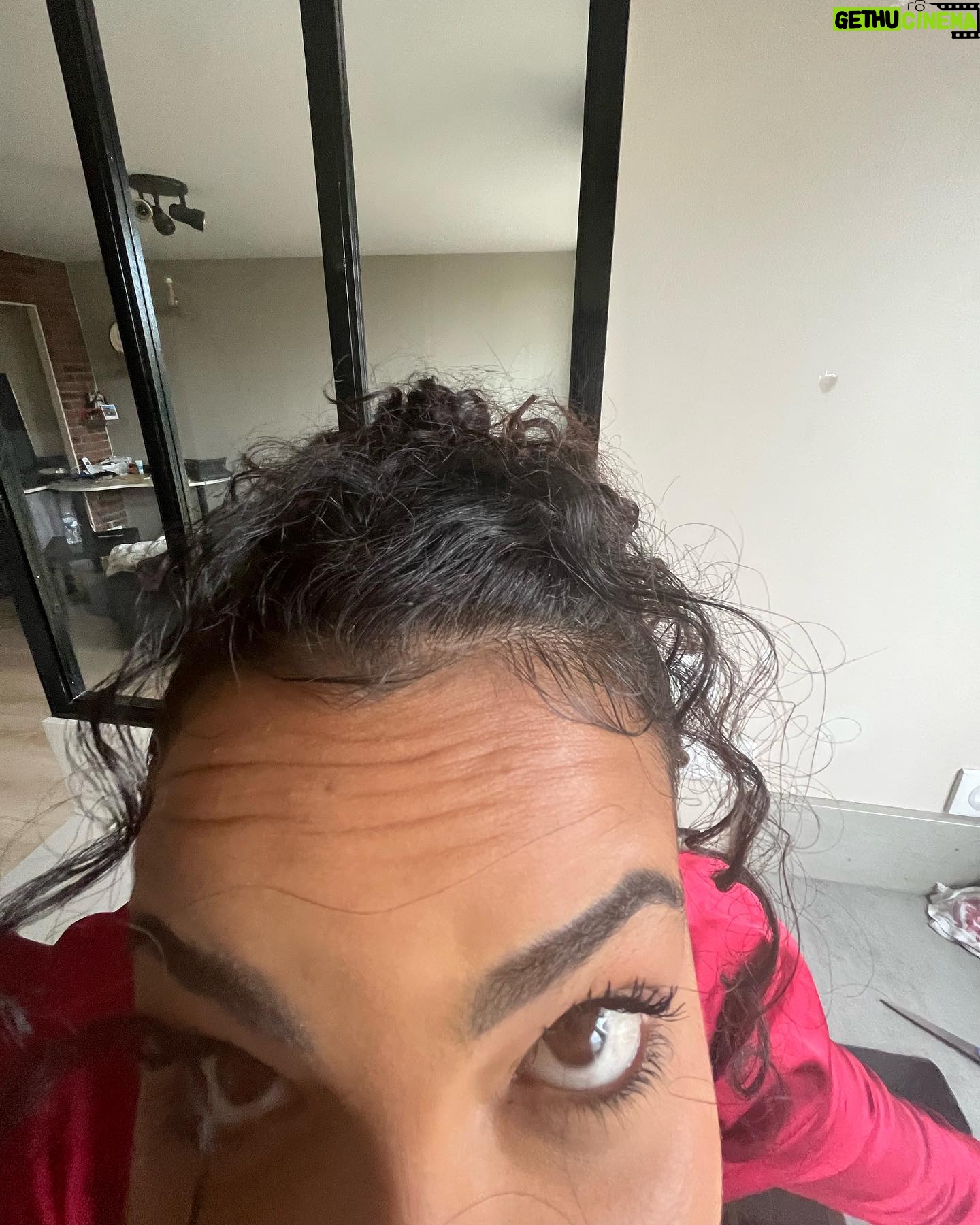 Sindy Michelle Claudia Auvity Instagram - Bon week-end mes stars, reposez vous bien 🤍💌