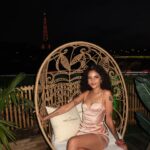 Sindy Michelle Claudia Auvity Instagram - Unposted de mon anniversaire, ca parfait déjà si loin. Ce soir la avec Hanna et Julia on a faillit s’embrouiller a trois reprises, j’ai de quoi faire une sacrée story time. Mon ✨anniversaire de l’enfer✨. Ca y’est on est mi novembre c’est le moment de s’accrocher et de mettre une balayette laser à la dépression saisonnière. Vous vous accrochez à quoi quand vous en avez besoin ? Moi mes proches, et j’ai besoin de calme. Ma famille mes amis de la bonne musique et la paix dans le monde 🤍