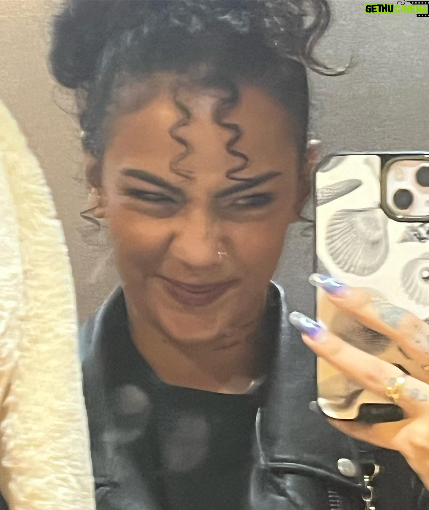Sindy Michelle Claudia Auvity Instagram - Nouvelle PP ! Fin de la summer era, petit dump des bêtises de mon tel. Comment va le moral ? Les températures chutent, j’espère que votre santé mentale est au beau fixe. ❤️🔥